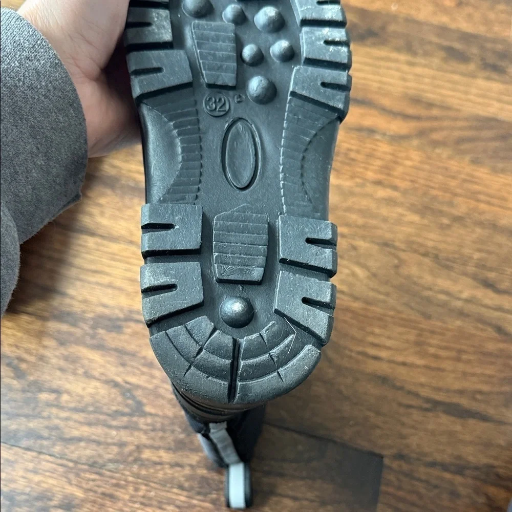 Black Winter Snow Boots kids size 32 which is comparable to little kid size 13/1